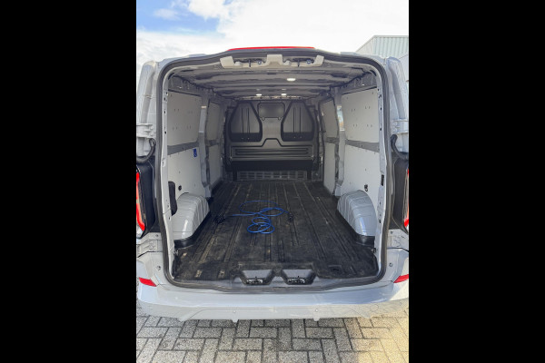 Ford E-Transit Custom 320 L2H1 Sport 65 kWh 218pk | Demo | Driver Assistance Pack | Wegklapbare Trekhaak | Stuurwiel verwarming | Stoel verwarming | 2.300kg Trekgewicht