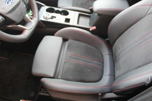 Ford Kuga 2.5 PHEV ST-Line X | Panoramadak | Wegklapbare trekhaak | Head up Display | Adapitve Led | Winter Pack | Bang&Olufsen | AGR-stoelen | 2.100kg trekgewicht