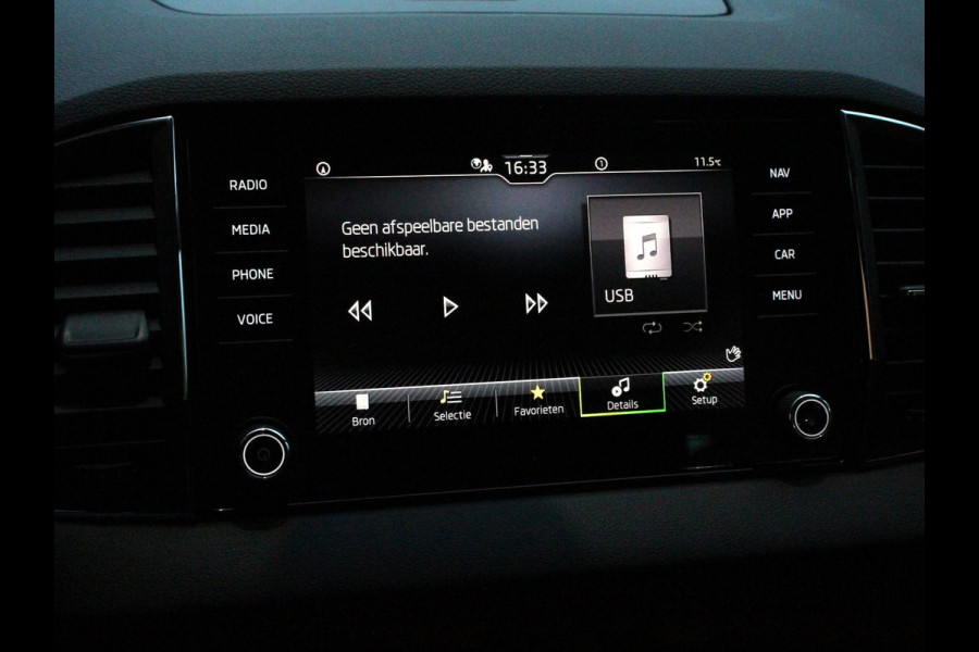 Škoda Karoq 1.5 TSI 150pk Automaat Ambition Skoda Karoq 1.5 TSI 150pk DSG Ambition | Navigatie | Apple Carpla/Android Auto | Camera | Climate Control | Adaptive Cruise control | Lichtmetalen Velgen
