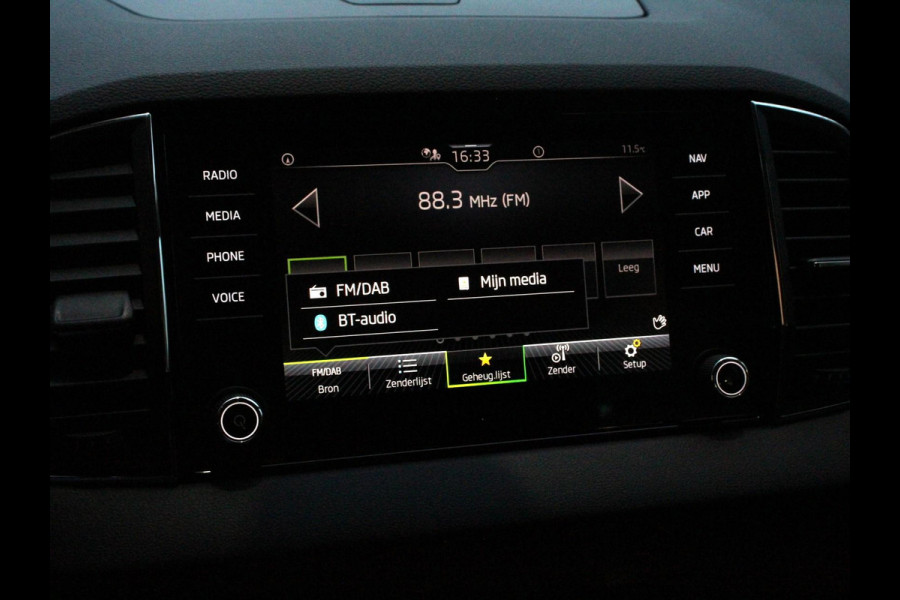 Škoda Karoq 1.5 TSI 150pk Automaat Ambition Skoda Karoq 1.5 TSI 150pk DSG Ambition | Navigatie | Apple Carpla/Android Auto | Camera | Climate Control | Adaptive Cruise control | Lichtmetalen Velgen