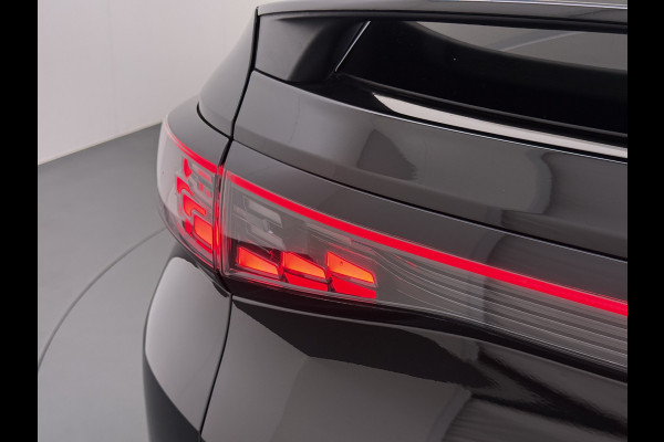Volkswagen ID.5 Coupé Pro 82kWh 204PK Trekhaak SOH 94% Camera Adap.Cruise Assistentie+Comfort+Design+Stylepakket Navi Keyless Apple Carplay Andr Led-a-licht dynamisch Keyless advanced Matrix led-koplampen Lmv 20" Privacy Glas DAB 1.000KG Trekgewicht 1e Eigenaar