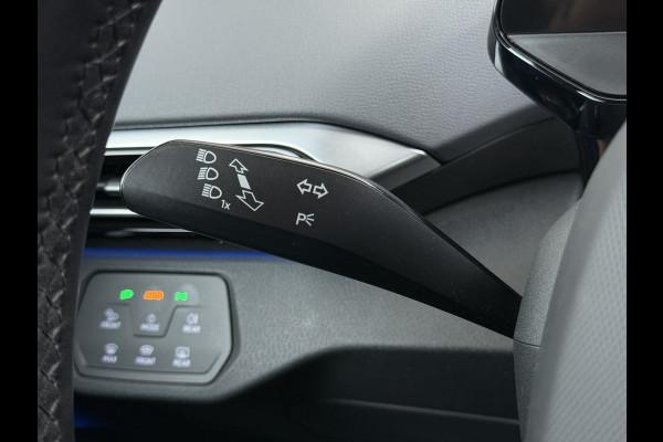 Volkswagen ID.5 Coupé Pro 82kWh 204PK Trekhaak SOH 94% Camera Adap.Cruise Assistentie+Comfort+Design+Stylepakket Navi Keyless Apple Carplay Andr Led-a-licht dynamisch Keyless advanced Matrix led-koplampen Lmv 20" Privacy Glas DAB 1.000KG Trekgewicht 1e Eigenaar