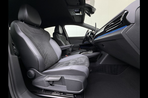Volkswagen ID.5 Coupé Pro 82kWh 204PK Trekhaak SOH 94% Camera Adap.Cruise Assistentie+Comfort+Design+Stylepakket Navi Keyless Apple Carplay Andr Led-a-licht dynamisch Keyless advanced Matrix led-koplampen Lmv 20" Privacy Glas DAB 1.000KG Trekgewicht 1e Eigenaar