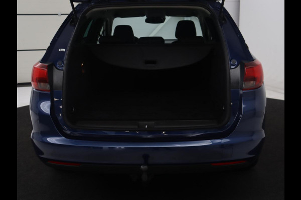 Opel Astra Sports Tourer 1.2 Design & Tech | Cruise control | Camera | Park assist | Trekhaak | Dodehoek detectie | Navigatie | Carplay | Climate control | 16" velgen