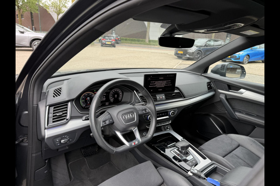 Audi Q5 55 TFSI e S edition PHEV| VAN: 48.900,- VOOR: 44.877,- UW HERFSTVOORDEEL: 4.023,- S-LINE BINNEN + BUITEN |LUCHTVERING| ELEKTRISCHE TREKHAAK| 360 CAMERA| PANO| DODE HOEK SENSOR| ELEK. STOELEN | MATRIX| RECENT NOG ONDERHOUD GEHAD|
