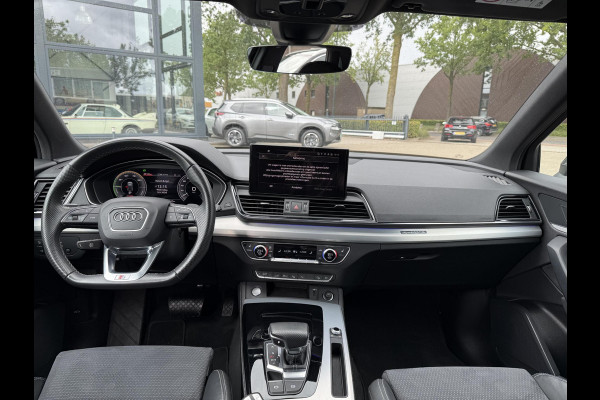 Audi Q5 55 TFSI e S edition PHEV| VAN: 48.900,- VOOR: 44.877,- UW HERFSTVOORDEEL: 4.023,- S-LINE BINNEN + BUITEN |LUCHTVERING| ELEKTRISCHE TREKHAAK| 360 CAMERA| PANO| DODE HOEK SENSOR| ELEK. STOELEN | MATRIX| RECENT NOG ONDERHOUD GEHAD|