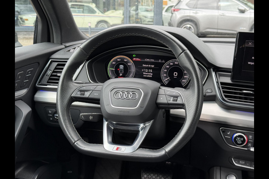 Audi Q5 55 TFSI e S edition PHEV| VAN: 48.900,- VOOR: 44.877,- UW HERFSTVOORDEEL: 4.023,- S-LINE BINNEN + BUITEN |LUCHTVERING| ELEKTRISCHE TREKHAAK| 360 CAMERA| PANO| DODE HOEK SENSOR| ELEK. STOELEN | MATRIX| RECENT NOG ONDERHOUD GEHAD|
