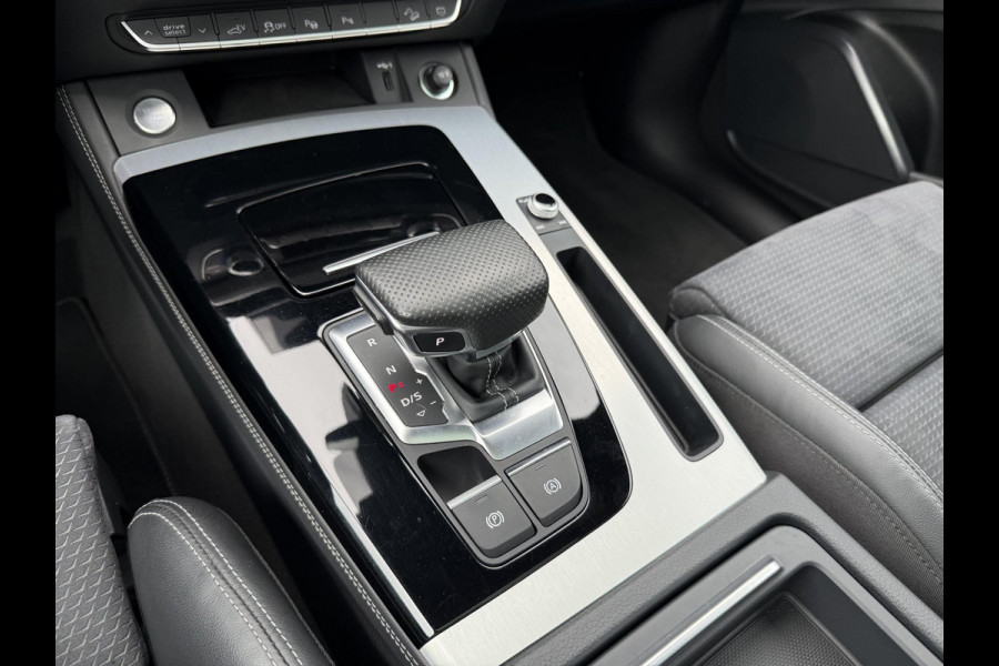 Audi Q5 55 TFSI e S edition PHEV| VAN: 48.900,- VOOR: 44.877,- UW HERFSTVOORDEEL: 4.023,- S-LINE BINNEN + BUITEN |LUCHTVERING| ELEKTRISCHE TREKHAAK| 360 CAMERA| PANO| DODE HOEK SENSOR| ELEK. STOELEN | MATRIX| RECENT NOG ONDERHOUD GEHAD|