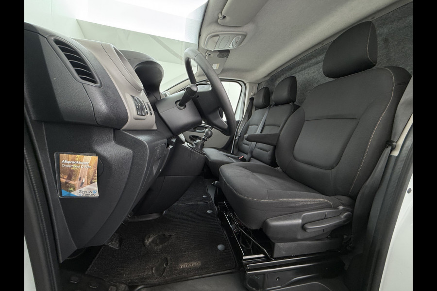Renault Trafic DCI 126PK 3-Pers. EURO 6 Trekhaak Navi Airco Cruise Control Imperial Bluetooth Pdc Comfort Energy Achterdeuren Schuifdeur Betonplex Vloer Inbouwkasten 1.6dCi T29 L1H1 1e Eigenaar 2.000KG Trekgewicht Origineel Nederlandse Bus