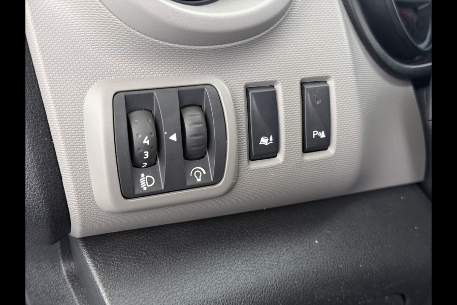 Renault Trafic DCI 126PK 3-Pers. EURO 6 Trekhaak Navi Airco Cruise Control Imperial Bluetooth Pdc Comfort Energy Achterdeuren Schuifdeur Betonplex Vloer Inbouwkasten 1.6dCi T29 L1H1 1e Eigenaar 2.000KG Trekgewicht Origineel Nederlandse Bus