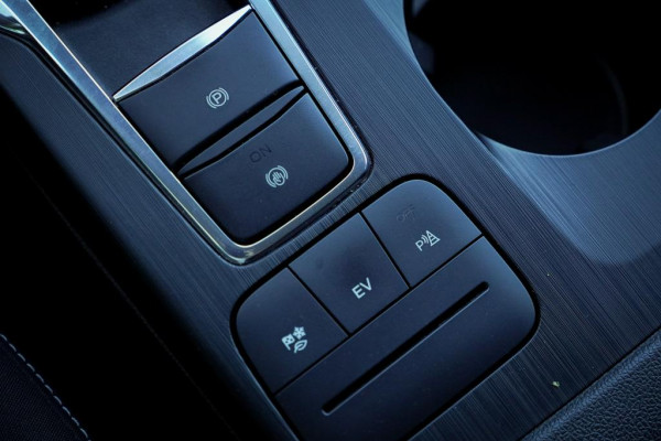 Ford Kuga 2.5 PHEV Titanium / Trekhaak wegklapbaar / Getint Glas / 18'' / Winterpack II / Incl BTW