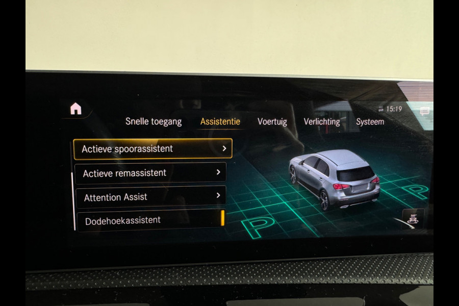 Mercedes-Benz A-Klasse 180 AMG Pano|Burmester|Sfeer|Camera|Dodehoek