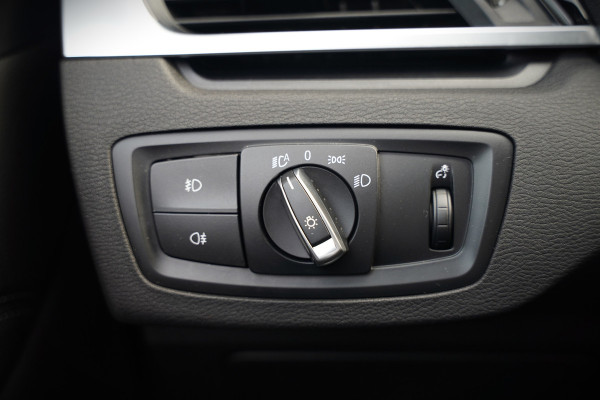 BMW X1 xDrive20i High Executive | Panoramadak | Head-Up Display | Stoelverwarming | HIFI | Camera | Leer | Trekhaak | Cruise Control | LED | Navigatie | NAP | Dealer Onderhouden | Automaat | Parkeersensoren | Climate Contro