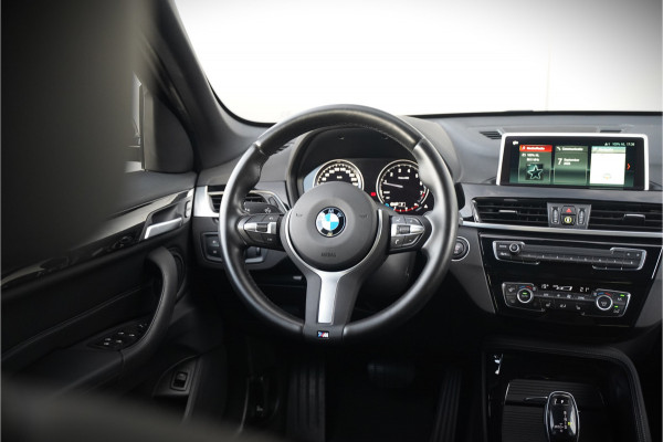 BMW X1 xDrive20i High Executive | Panoramadak | Head-Up Display | Stoelverwarming | HIFI | Camera | Leer | Trekhaak | Cruise Control | LED | Navigatie | NAP | Dealer Onderhouden | Automaat | Parkeersensoren | Climate Contro