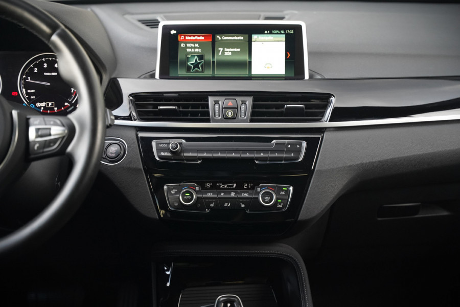 BMW X1 xDrive20i High Executive | Panoramadak | Head-Up Display | Stoelverwarming | HIFI | Camera | Leer | Trekhaak | Cruise Control | LED | Navigatie | NAP | Dealer Onderhouden | Automaat | Parkeersensoren | Climate Contro