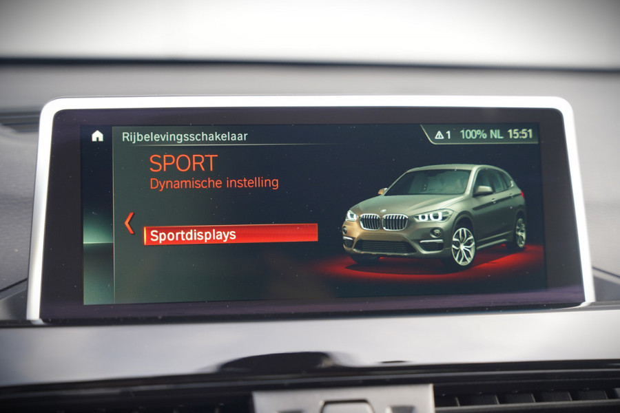 BMW X1 xDrive20i High Executive | Panoramadak | Head-Up Display | Stoelverwarming | HIFI | Camera | Leer | Trekhaak | Cruise Control | LED | Navigatie | NAP | Dealer Onderhouden | Automaat | Parkeersensoren | Climate Contro