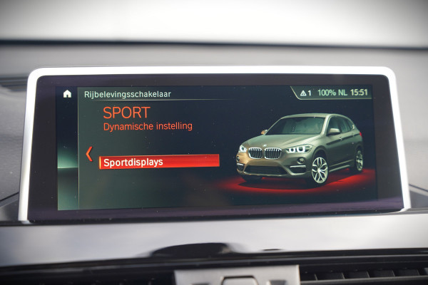 BMW X1 xDrive20i High Executive | Panoramadak | Head-Up Display | Stoelverwarming | HIFI | Camera | Leer | Trekhaak | Cruise Control | LED | Navigatie | NAP | Dealer Onderhouden | Automaat | Parkeersensoren | Climate Contro