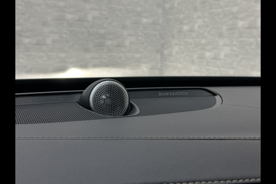 Volvo XC90 T8 AWD R-Design | Luchtvering | 360 Camera | Bowers & Wilkins | Keyless-Entry | Head-Up | Glaspook | Stuurverwarming | Zwarte hemelbekleding | Panorama | 2x Memory | Stoelverwarming V+A | Audio pakket | ISO-Glas | Getint-Glas | 7-Persoons | Volvo dealer onderhouden | Rijklaarprijs.