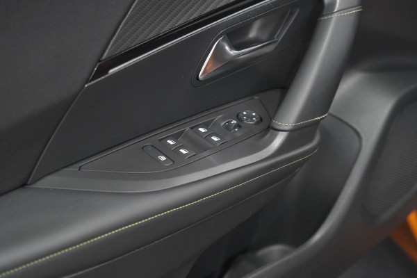 Peugeot 2008 PureTech 130 GT Pack | Leer-pakket | Camera | Dodehoekdetectie | Apple Carplay | Stoelverwarming