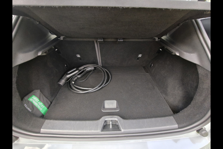 Volvo EX30 Extended Range 272PK Plus 69 kWh | BLIS | Stoel/Stuur verwarm. | Camera Achter | H&K | PDC V+A |
