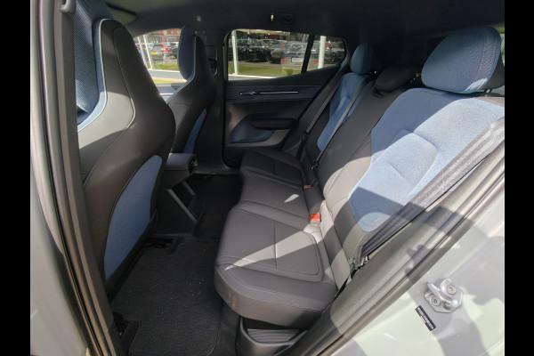 Volvo EX30 Extended Range 272PK Plus 69 kWh | BLIS | Stoel/Stuur verwarm. | Camera Achter | H&K | PDC V+A |