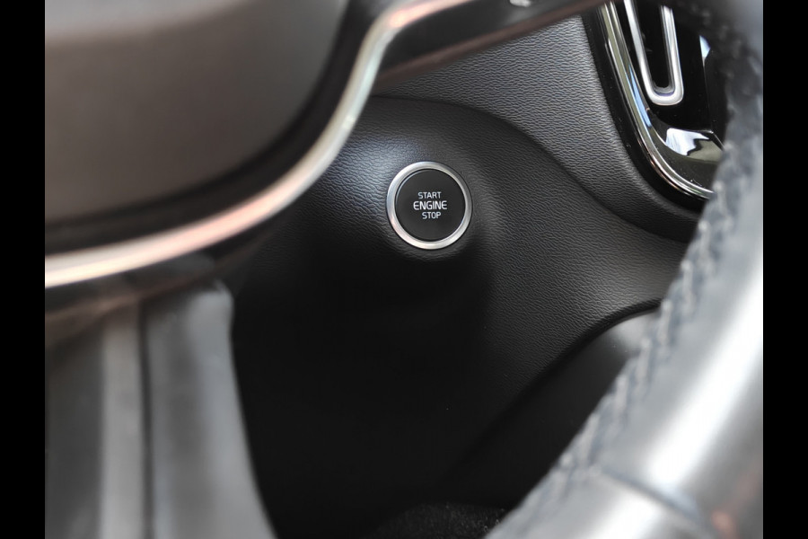 Volvo XC40 T4 211PK Plug-in Hybrid Inscription | PDC V+A | Trekhaak | Camera Achter | ACC | Leder | Stoel/Stuur verwarm. | Elektr. Kofferklep |