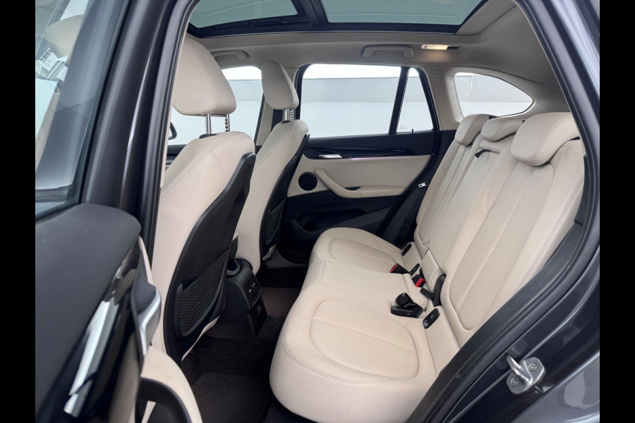 BMW X1 sDrive18i High Exe. Shadow-Line Pano-dak/Leder/18'LMV/Navi+ Keyless Start