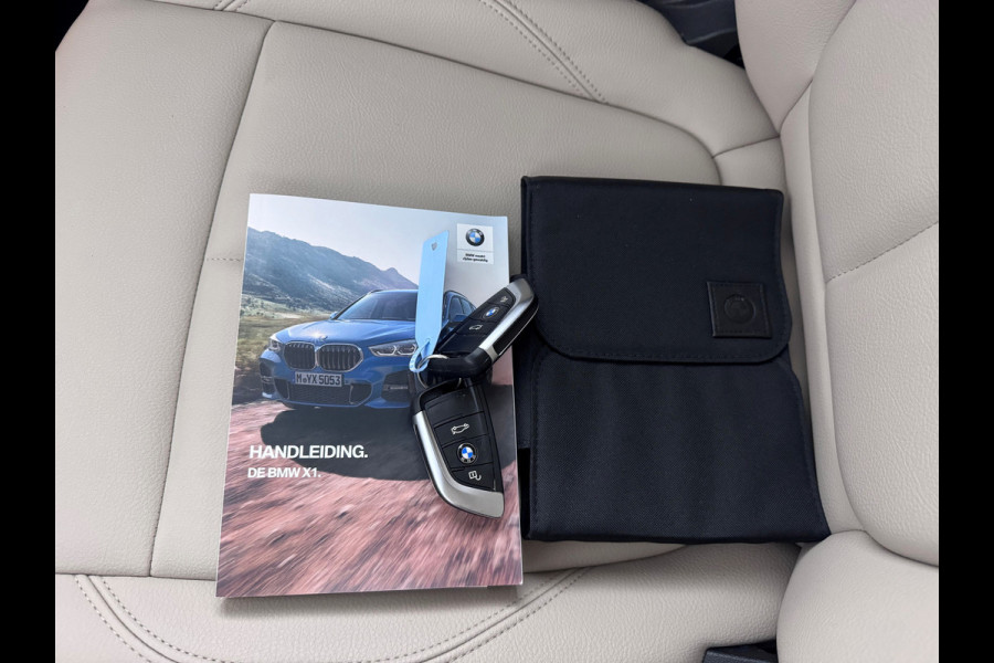 BMW X1 sDrive18i High Exe. Shadow-Line Pano-dak/Leder/18'LMV/Navi+ Keyless Start