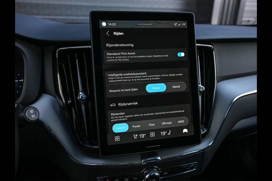 Volvo XC60 2.0 T8 Plug-in hybrid AWD Plus Black Edition | Panoramadak | SOH 100% | HUD | 360 Camera | Harman/Kardon | Pilot Assist | Memory Seats | Stoelverwarming V+A | Trekhaak | Stuurverwarming | Adaptive Cruise |