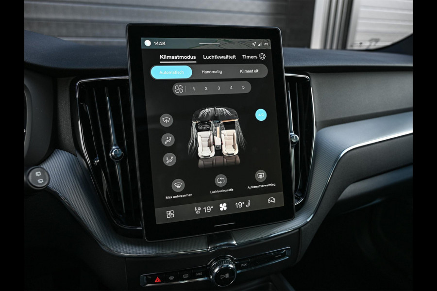 Volvo XC60 2.0 T8 Plug-in hybrid AWD Plus Black Edition | Panoramadak | SOH 100% | HUD | 360 Camera | Harman/Kardon | Pilot Assist | Memory Seats | Stoelverwarming V+A | Trekhaak | Stuurverwarming | Adaptive Cruise |