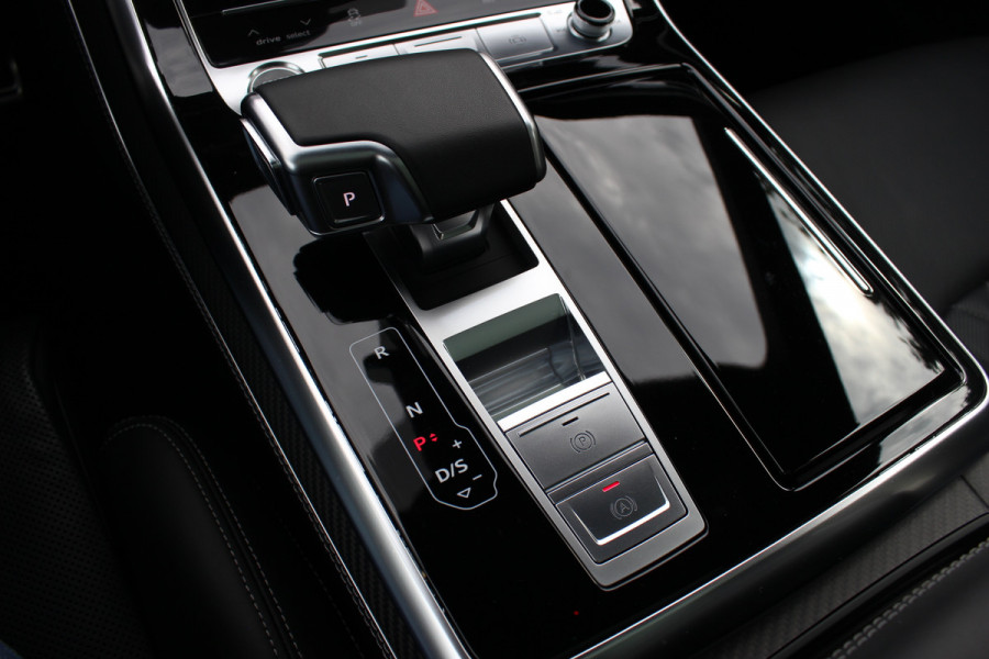 Audi Q8 60 TFSI e quattro Pro Line S Competition / SoH 95,9% / Trekhaak / Panoramadak / 360Camera / Head-up / B&O / Softclose / Achterasbesturing / 23'' / Laser LED / Keyless / Carbon intr. / Massage+Ventilatie / RS Seats / Dodehoek /  DAB