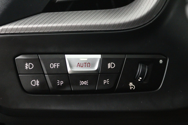 BMW 1-serie 120i Executive (PANORAMADAK, STOELVERWARMING, CAMERA, DEALER ONDERHOUDEN)