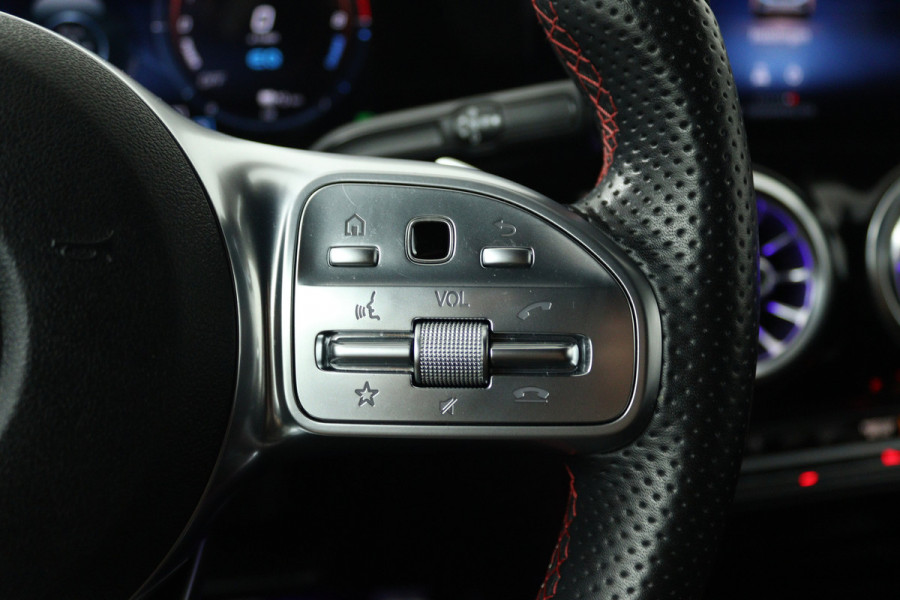 Mercedes-Benz GLA 250 e Progressive (SFEERVERLICHTING, STOELVERWARMING, NAVIGATIE, PARKEERSENSOREN)