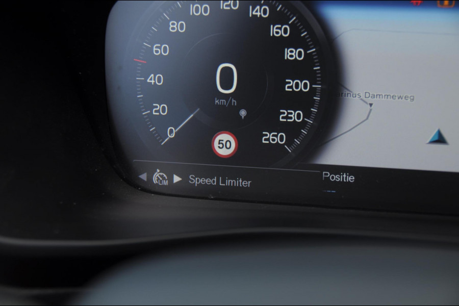 Volvo XC40 T4 Momentum Pro Elektrische achterklep / Trekhaak / Harman kardon audio / parkeercamera/ Navigatie/ climate control/ cruise control/ verwarmbare voorstoelen
