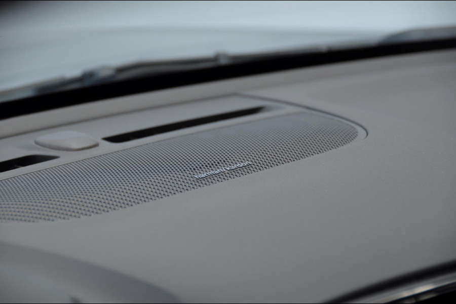 Volvo XC40 T4 Momentum Pro Elektrische achterklep / Trekhaak / Harman kardon audio / parkeercamera/ Navigatie/ climate control/ cruise control/ verwarmbare voorstoelen
