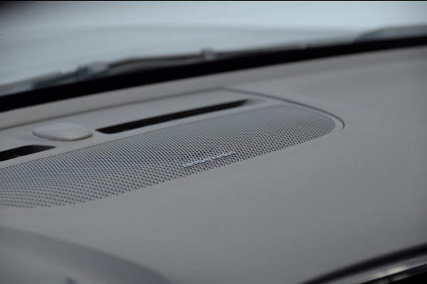 Volvo XC40 T4 Momentum Pro Elektrische achterklep / Trekhaak / Harman kardon audio / parkeercamera/ Navigatie/ climate control/ cruise control/ verwarmbare voorstoelen