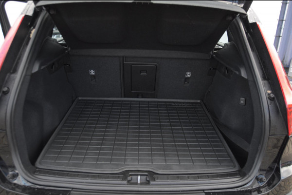 Volvo XC40 T4 Momentum Pro Elektrische achterklep / Trekhaak / Harman kardon audio / parkeercamera/ Navigatie/ climate control/ cruise control/ verwarmbare voorstoelen