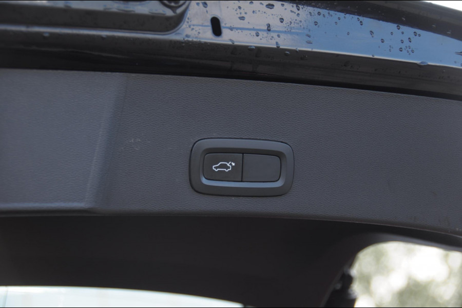 Volvo XC40 T4 Momentum Pro Elektrische achterklep / Trekhaak / Harman kardon audio / parkeercamera/ Navigatie/ climate control/ cruise control/ verwarmbare voorstoelen