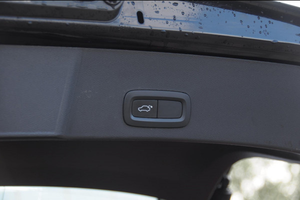 Volvo XC40 T4 Momentum Pro Elektrische achterklep / Trekhaak / Harman kardon audio / parkeercamera/ Navigatie/ climate control/ cruise control/ verwarmbare voorstoelen
