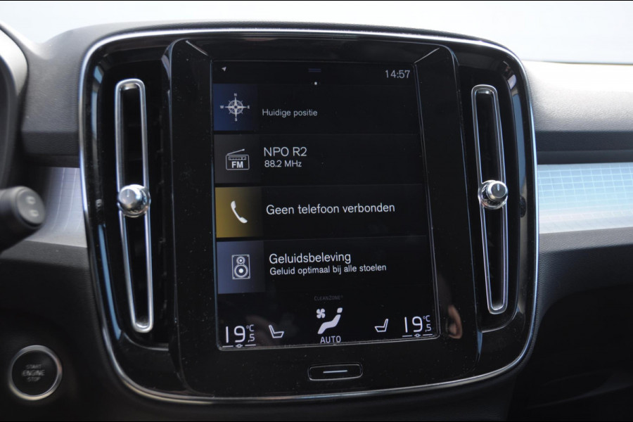 Volvo XC40 T4 Momentum Pro Elektrische achterklep / Trekhaak / Harman kardon audio / parkeercamera/ Navigatie/ climate control/ cruise control/ verwarmbare voorstoelen
