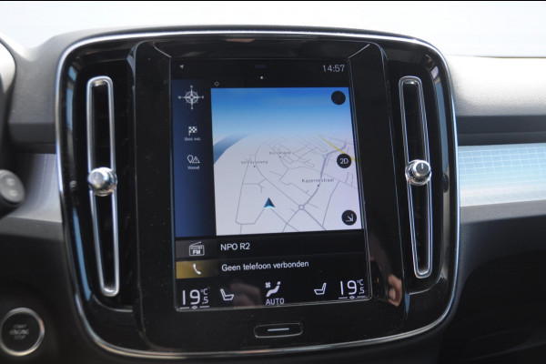 Volvo XC40 T4 Momentum Pro Elektrische achterklep / Trekhaak / Harman kardon audio / parkeercamera/ Navigatie/ climate control/ cruise control/ verwarmbare voorstoelen