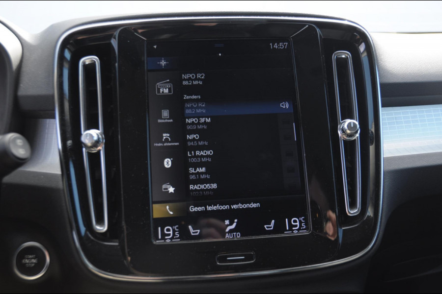 Volvo XC40 T4 Momentum Pro Elektrische achterklep / Trekhaak / Harman kardon audio / parkeercamera/ Navigatie/ climate control/ cruise control/ verwarmbare voorstoelen