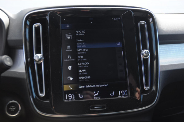Volvo XC40 T4 Momentum Pro Elektrische achterklep / Trekhaak / Harman kardon audio / parkeercamera/ Navigatie/ climate control/ cruise control/ verwarmbare voorstoelen