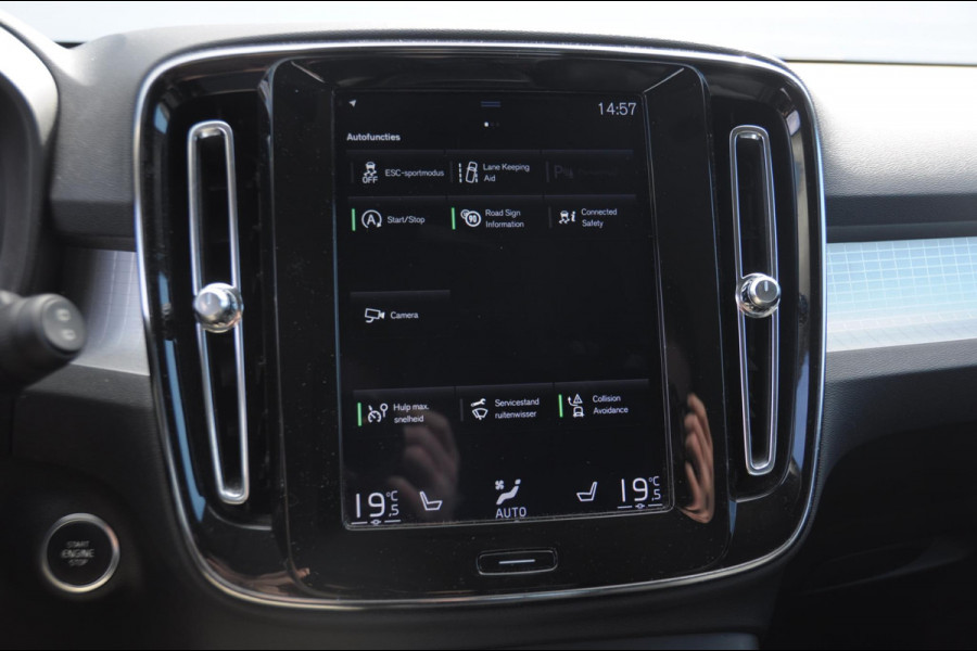 Volvo XC40 T4 Momentum Pro Elektrische achterklep / Trekhaak / Harman kardon audio / parkeercamera/ Navigatie/ climate control/ cruise control/ verwarmbare voorstoelen
