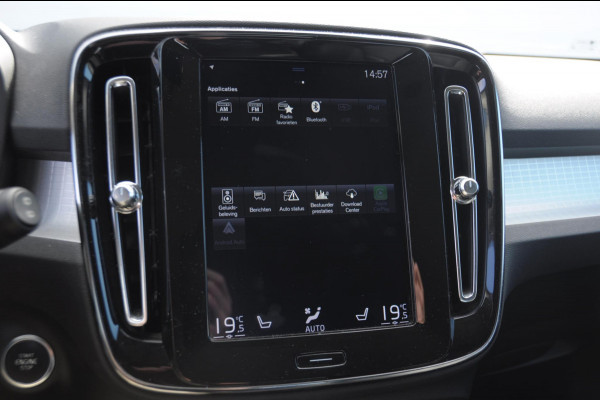 Volvo XC40 T4 Momentum Pro Elektrische achterklep / Trekhaak / Harman kardon audio / parkeercamera/ Navigatie/ climate control/ cruise control/ verwarmbare voorstoelen
