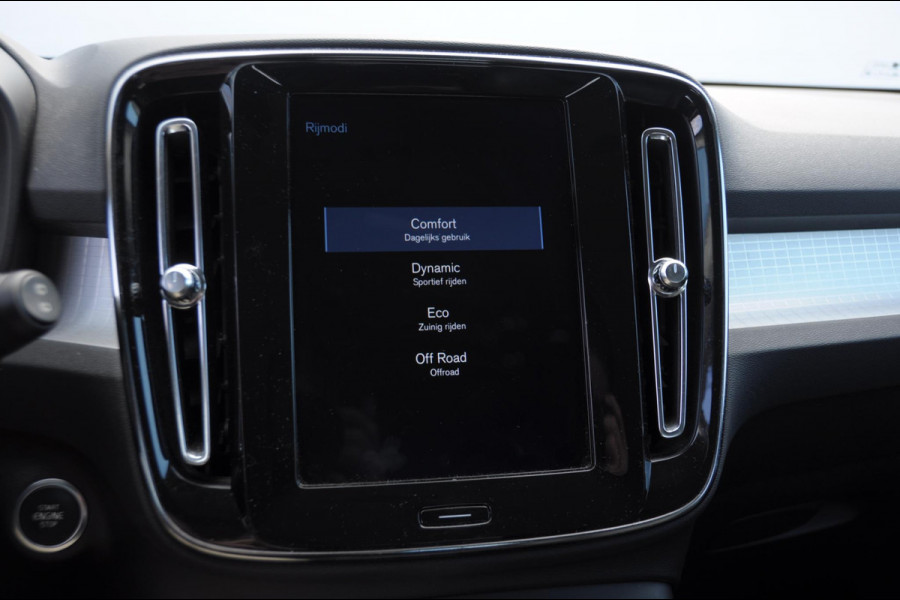 Volvo XC40 T4 Momentum Pro Elektrische achterklep / Trekhaak / Harman kardon audio / parkeercamera/ Navigatie/ climate control/ cruise control/ verwarmbare voorstoelen