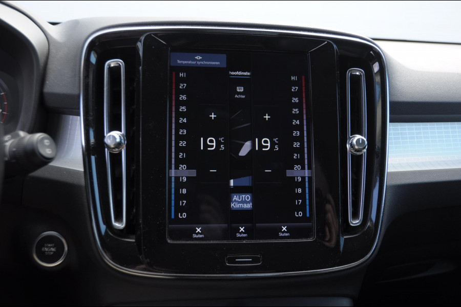Volvo XC40 T4 Momentum Pro Elektrische achterklep / Trekhaak / Harman kardon audio / parkeercamera/ Navigatie/ climate control/ cruise control/ verwarmbare voorstoelen