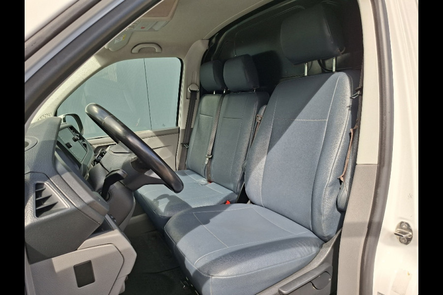 Volkswagen Transporter 2.0 TDI L1H1 150PK * Trekhaak * Navigatiesysteem * 3-Zits * Parkeercamera * 96.000KM! *