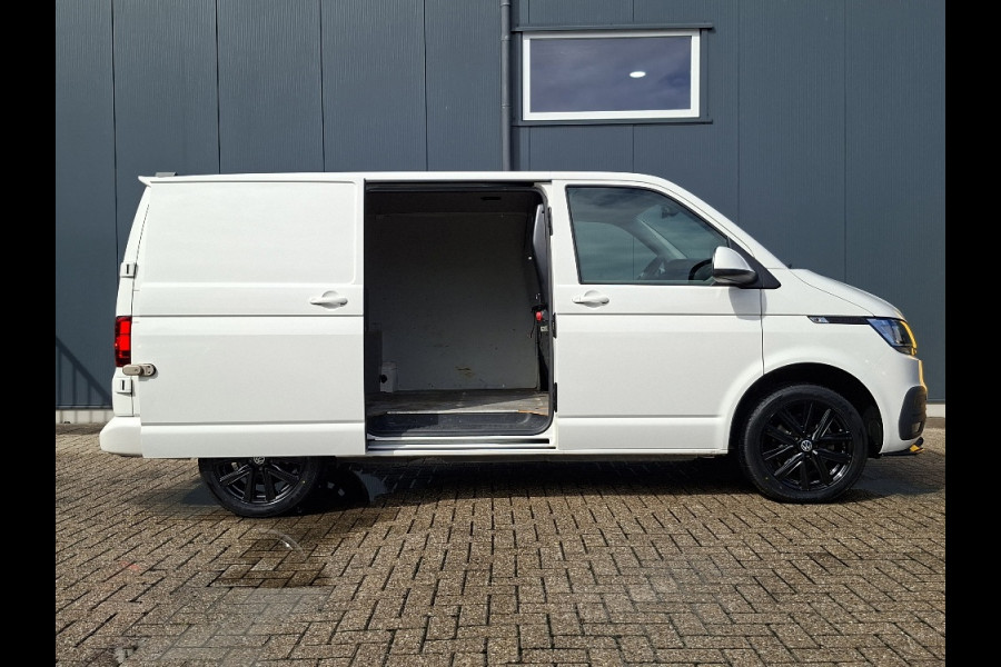 Volkswagen Transporter 2.0 TDI L1H1 150PK * Trekhaak * Navigatiesysteem * 3-Zits * Parkeercamera * 96.000KM! *
