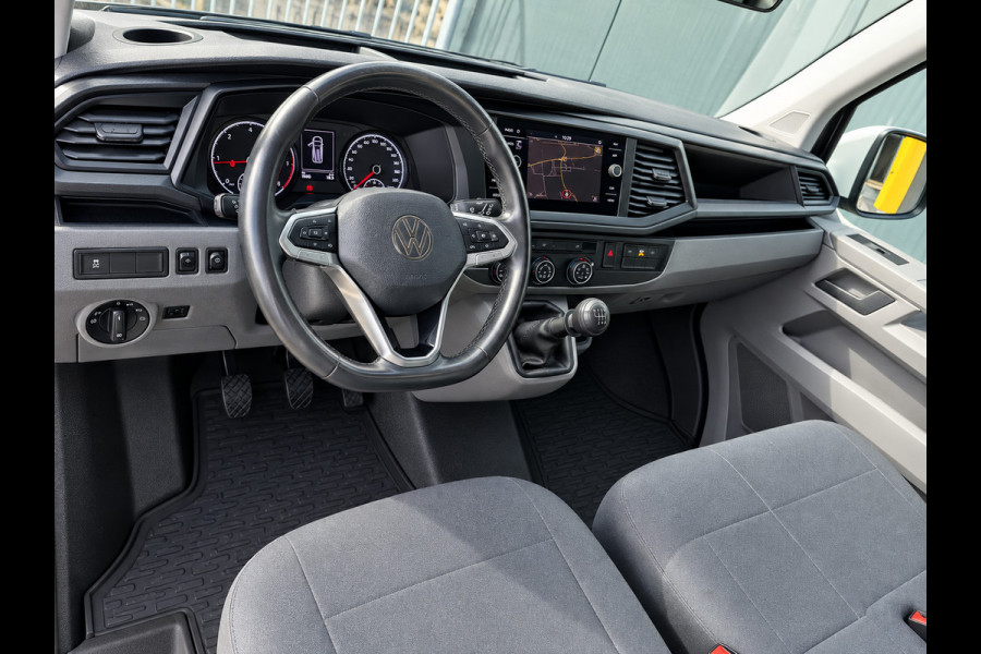 Volkswagen Transporter 2.0 TDI L1H1 150PK * Trekhaak * Navigatiesysteem * 3-Zits * Parkeercamera * 96.000KM! *